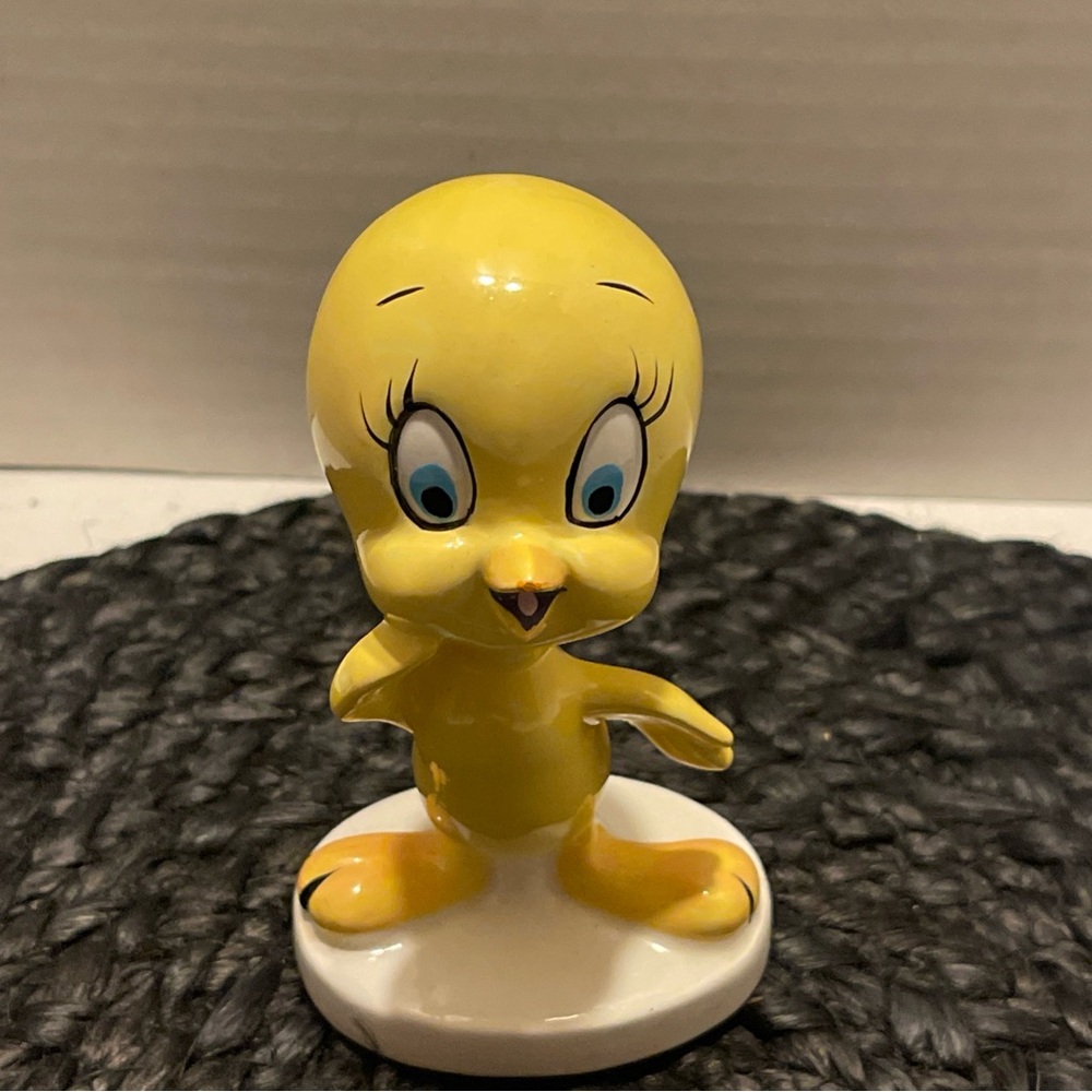 Vintage 1985 Yellow Tweety Bird porcelain Figurine Warner Bros.